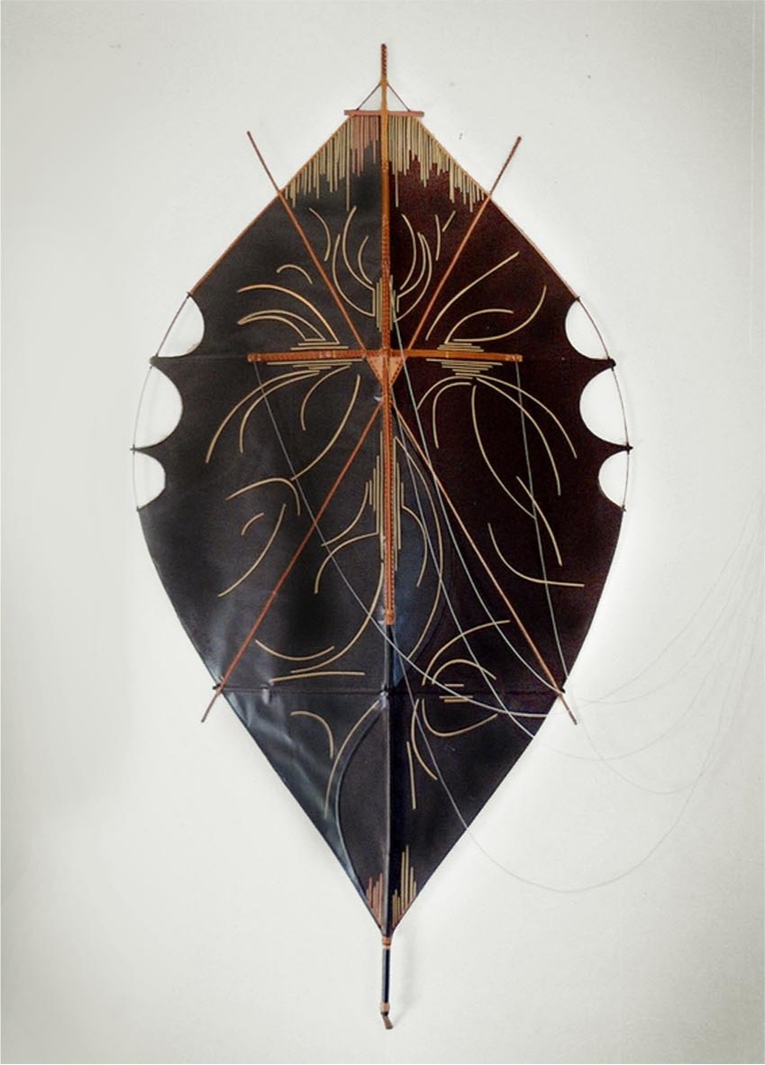 LALIBELA — 2011 — Medidas: 2,08 m x 1,25 m (Total: 9,50 m). Materiais: Bambu. Papel machê. Tinta nanquim. Papéis metalizados: Cobre, Ouro. Linho Fios de Algodão — Fabio Crisanti